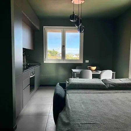Design With Parking And View From The Balcony 2 Klm Station To 5 Terre And Walking Distance To The Waterfront