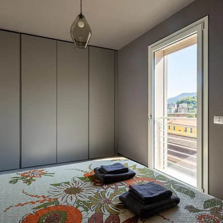Design With Parking And View From The Balcony 2 Klm Station To 5 Terre And Walking Distance To The Waterfront 斯培西亚