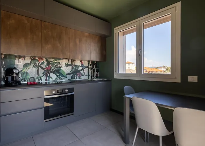 Design With Parking And View From The Balcony 2 Klm Station To 5 Terre And Walking Distance To The Waterfront *