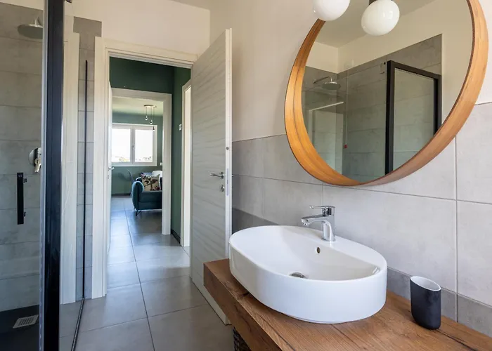Design With Parking And View From The Balcony 2 Klm Station To 5 Terre And Walking Distance To The Waterfront